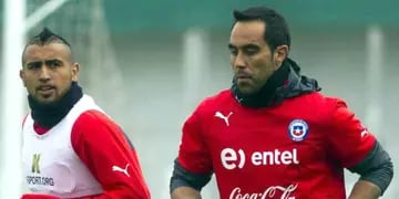 El escándalo en la Roja involucra acusaciones cruzadas entre Arturo Vidal, la figura, y el arquero Claudio Bravo. 