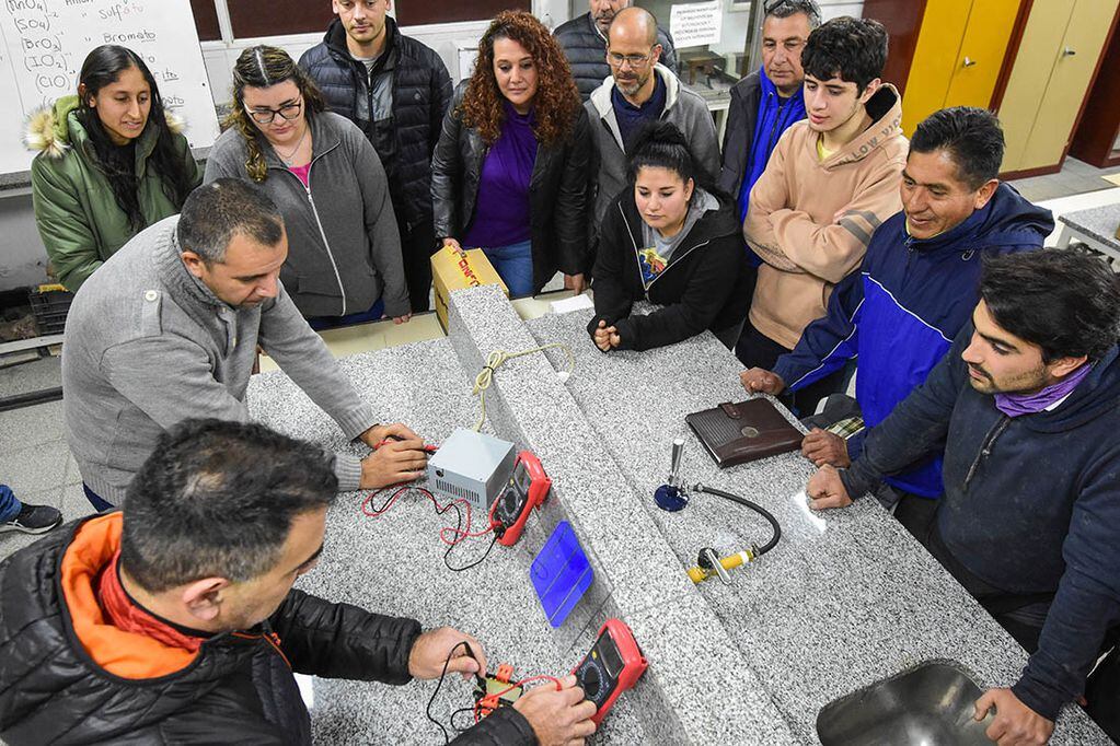 Estudiante de 1° y 2° año de la tecnicatura superior en energías renovables realizan prácticas en el laboratorio de intrumentos electrónicos con celulas fotovoltaicas.

Foto: Mariana Villa / Los Andes