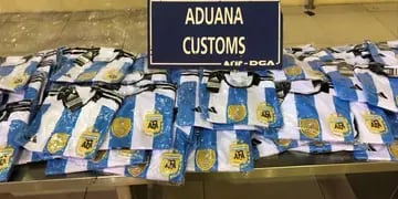 Llegó a Argentina con cuatro valijas llenas de camisetas de fútbol y la Aduana se las secuestró
