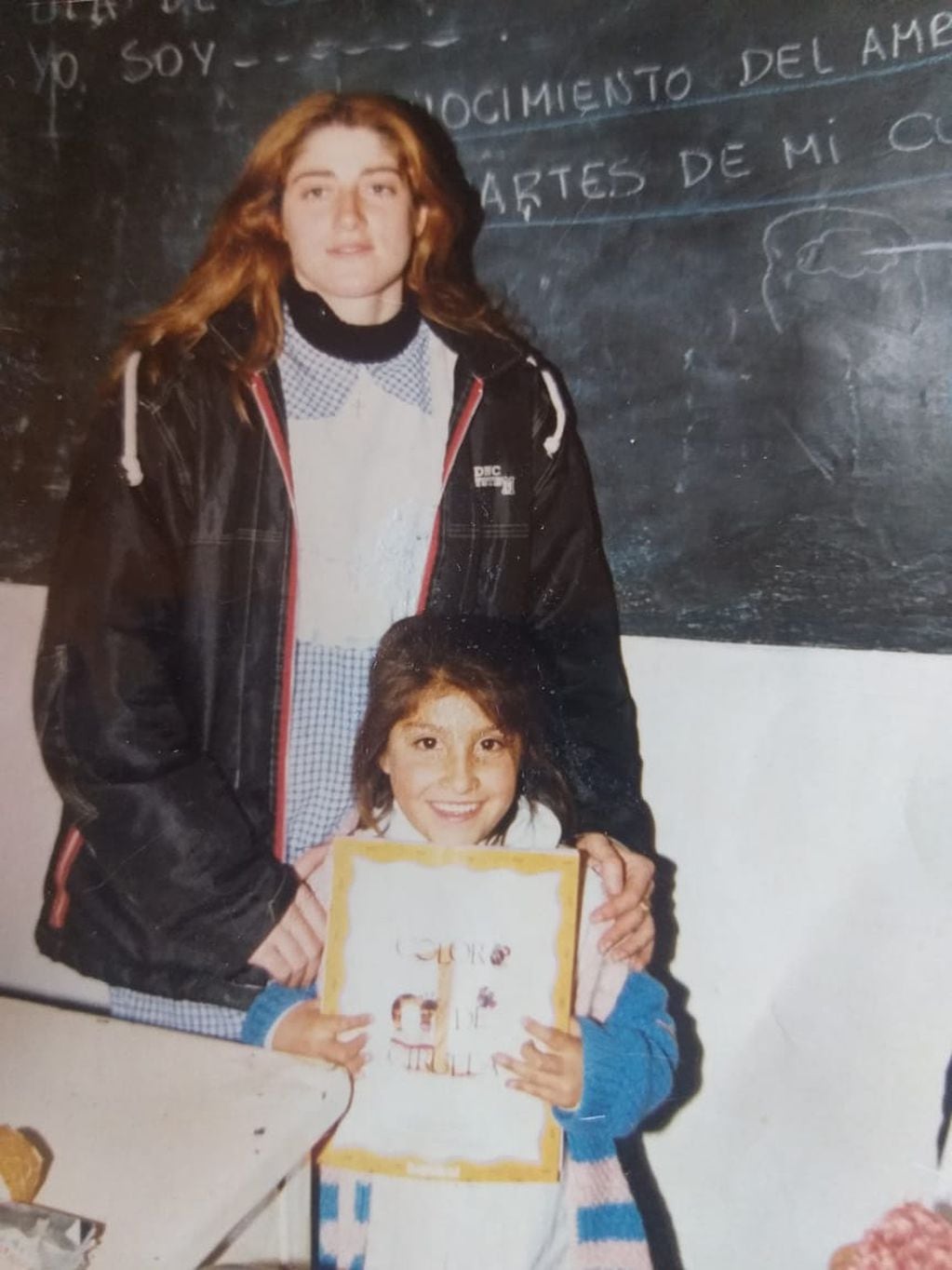 Nélida Villar y una de las fotos de su infancia. Aunque fue absuelto en un primer juicio, el presunto asesino será juzgado nuevamente bajo la figura de femicida. . Foto: Gentileza.