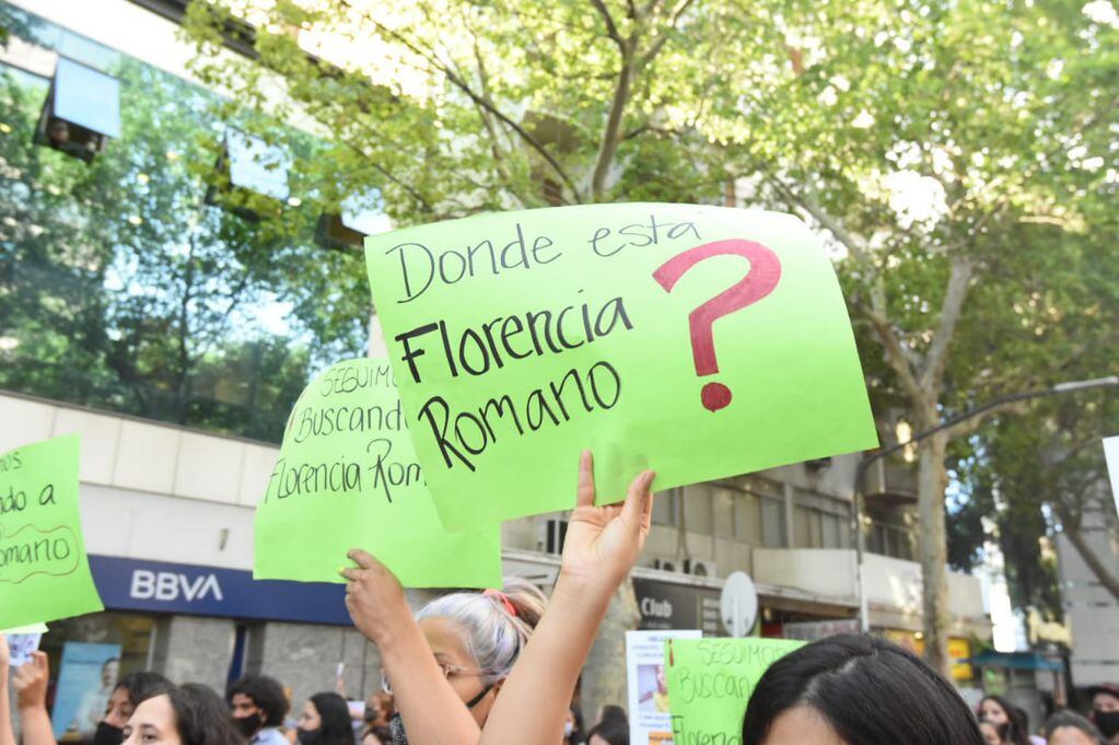 Una multitudinaria marcha se produjo esta tarde en Ciudad para pedir por la aparición con vida de Florencia Romano, la adolescente desaparecida desde el sábado.