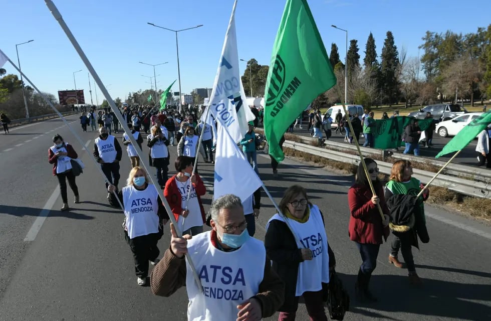 Manifestación de ATE y ATSA en el Acceso Este. Ignacio Blanco / Los Andes