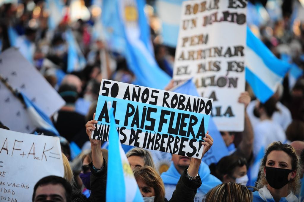 Miles de personas se reunieron en el punto de encuentro por excelencia de Buenos Aires para protestar contra las medidas adoptadas por Fernández
