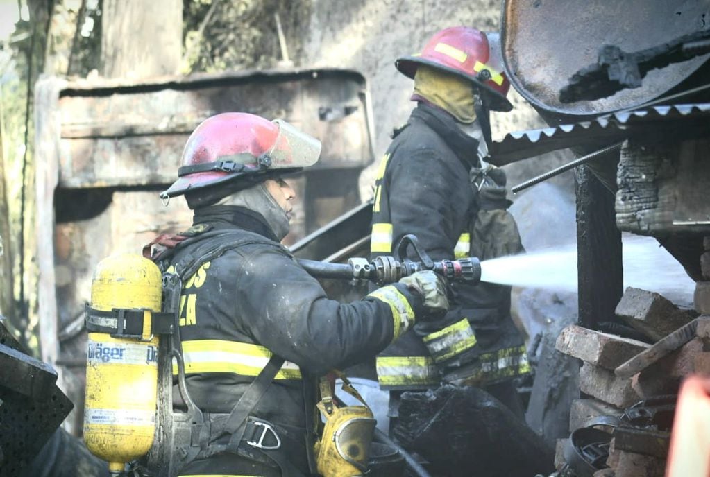 Incendio en depósito de Guaymallén (Foto: Orlando Pelichotti / Los Andes)