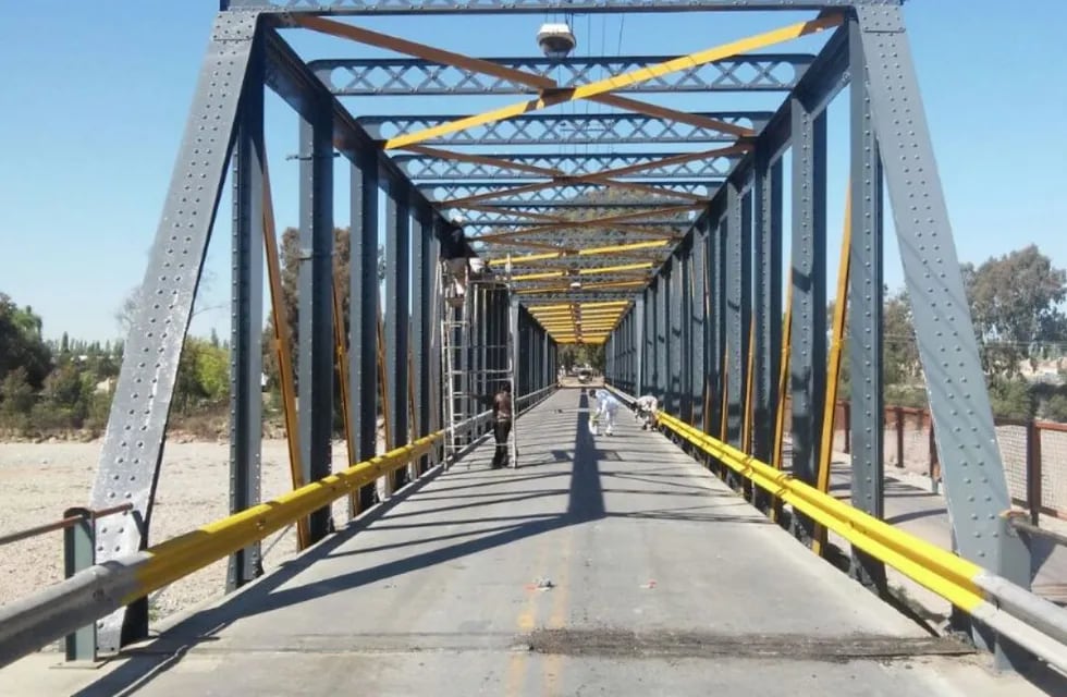 Imagen del antiguo puente de Luján. El intendente contó que ya están avanzando con los proyectos ejecutivos de un nuevo paso por el río y esperan licitarlo antes del año que viene. Foto: Gentileza