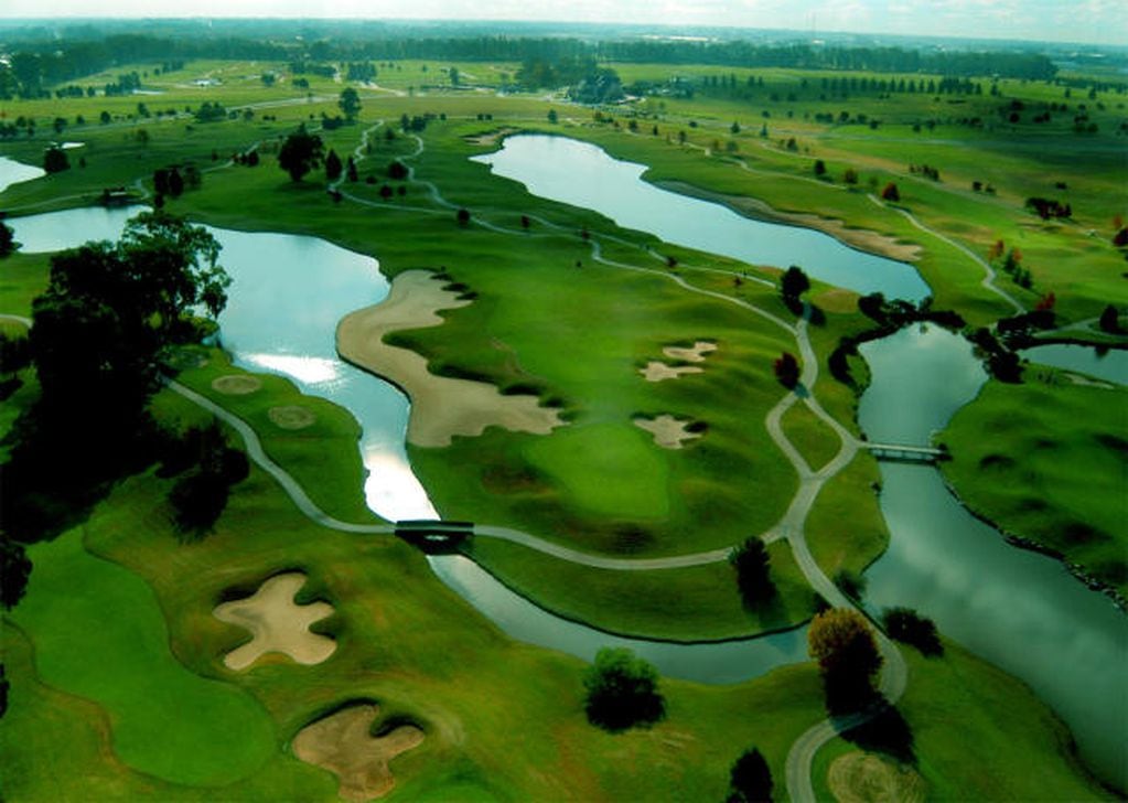 Pilar Golf, Fátima, Provincia de Buenos Aires. Imagen aérea donde se pueden observar los obstáculos del campo, con sus bunkers, greens y lagunas.