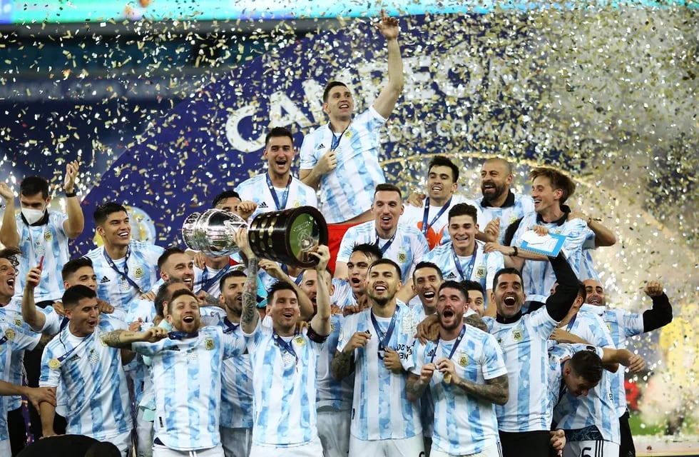 Messi levantando la Copa América con el equipo
