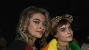 La hija de Michael y la top model fueron fotografiadas muy acarameladas en un restó argentino de West Hollywood.