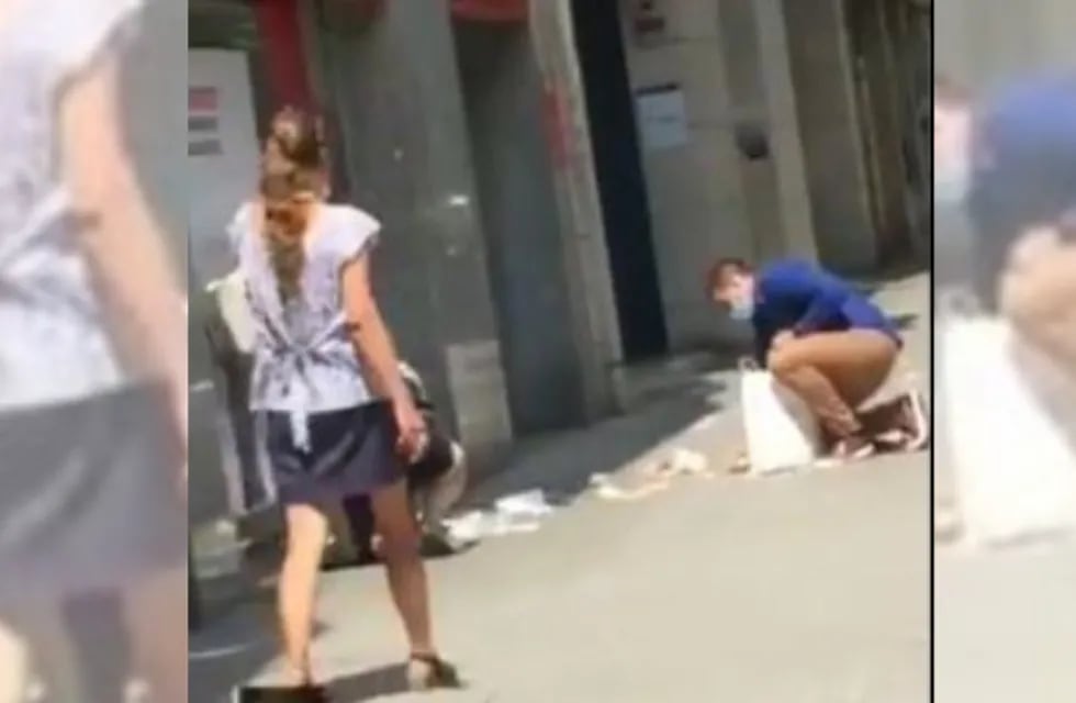Delincuentes intentaron arrebatarle una bolsa con 70 mil euros a una pareja y el dinero terminó en el suelo. Foto Twitter.