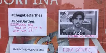 El Colectivo de Feministas Argentinas en Brasil pegó afiches con mensajes en contra del actor acusado de violar a Thelma Fardin. 