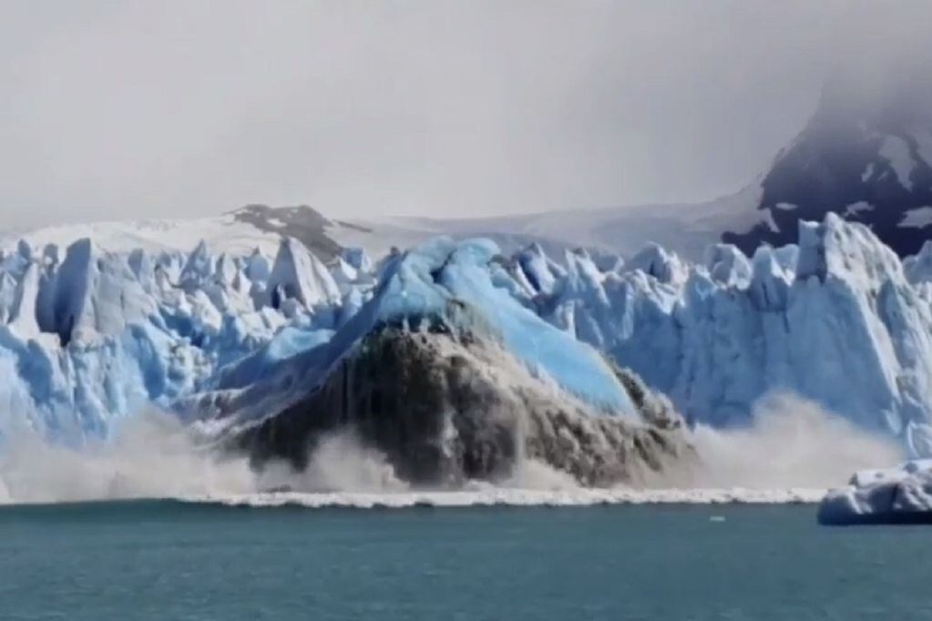 Impactante desprendimiento en el glaciar Perito Moreno. / Gentileza Diana Retamar vía Ahora Calafate