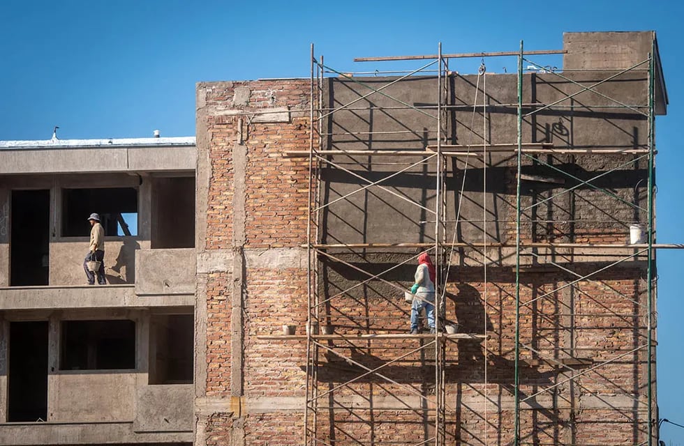 Fracasó el plan de viviendas.
Obras en la Calle Urquiza de Luzuariaga 

Foto: Ignacio Blanco / Los Andes