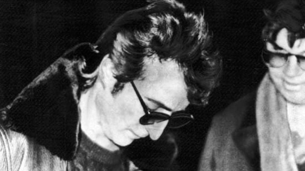 John Lennon le firma el autógrafo al hombre que horas más tarde lo asesinará, el 8 de diciembre de 1980.