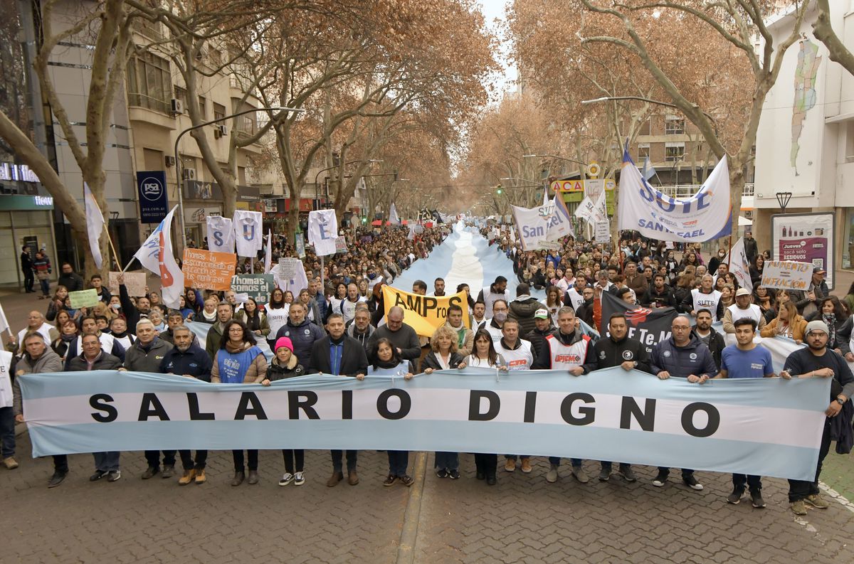 La protesta convocó a trabajadores de la salud, de la educación, bancarios y de la administración pública, por las calles céntricas, en reclamo de mejoras salariales.Muchos sindicatos y gremios exigen mejoras en las paritariasFoto: Orlando Pelichotti / Los Andes