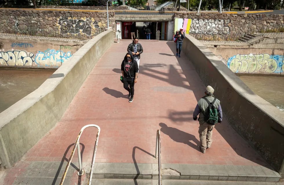 Sector peligroso. El túnel para cruzar suele ser un lugar propicio para que los delincuentes cometan los hechos. Ignacio Blanco/Los Andes