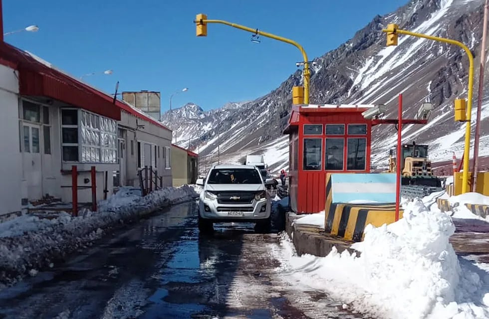 El paso a Chile permanecerá cerrado durante todo el sábado por mal tiempo en alta montaña.