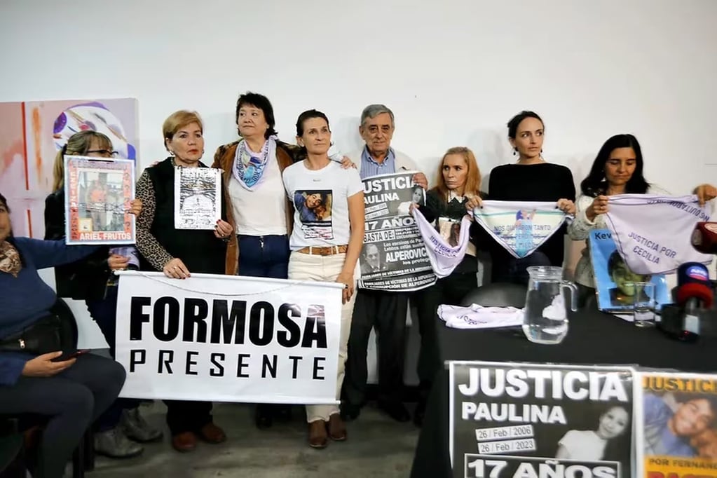 Gloria Romero, acompañada por familiares de víctimas. Gentileza: La Nación.