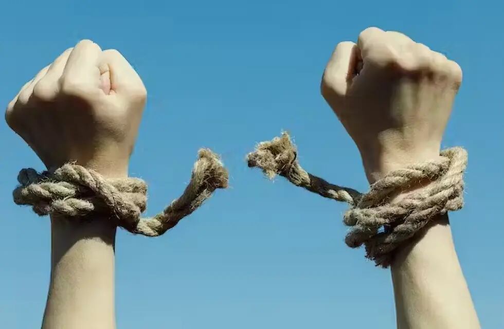 Las manos que rompen sogas o cadenas simbolizan liberación.