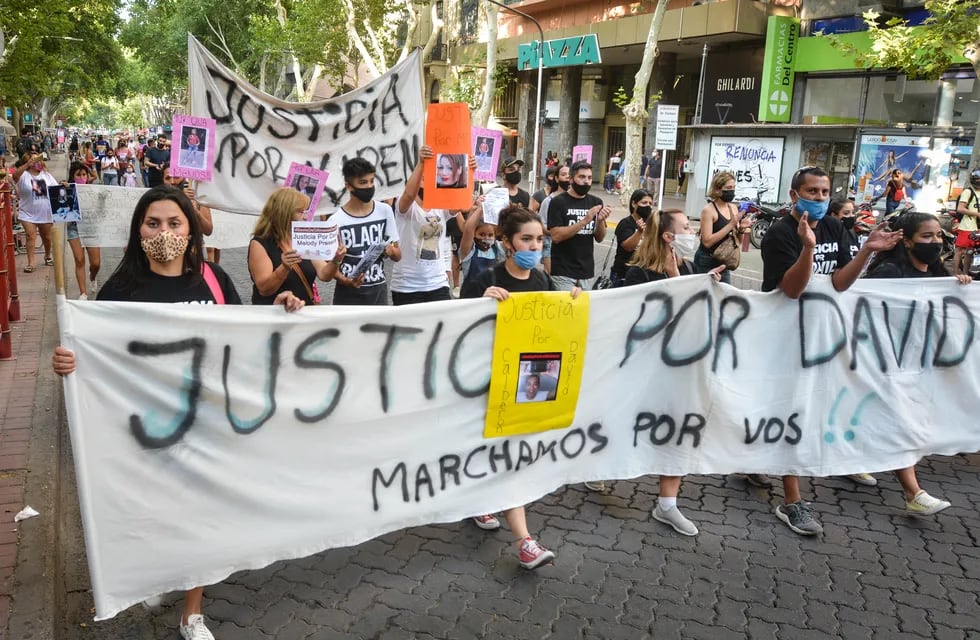 Familiares y amigos de Karen Ponce y David Calderón se concentraron en el km0 y marcharon hacia la legislatura pidiendo justicia