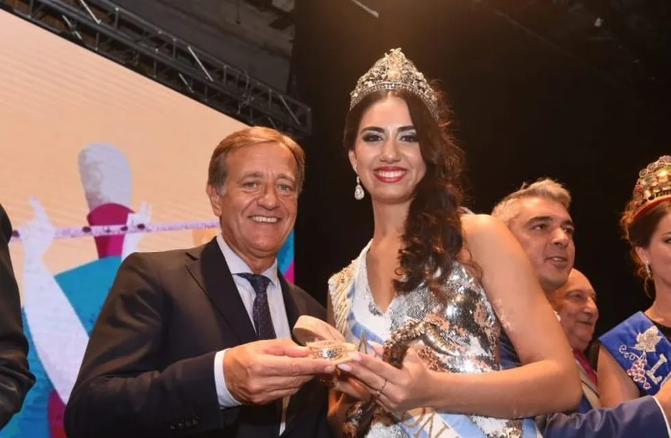 El gobernador Rodolfo Suárez junto a la reina nacional de la Vendimia Natasha Sánchez. - Gentileza
