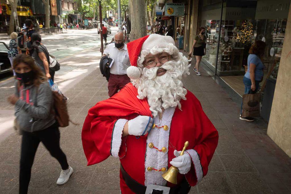 Papá Noel en las calles céntricas de la Ciudad de Mendoza, repartiendo alegría e ilusión  en estas fiestas de fin de año. Foto: Ignacio Blanco