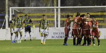 Con un gol de Vallejo y un penal atajado por Alasia (dos exJuve), Maipú ganó en San Luis y mantiene el liderazgo. 