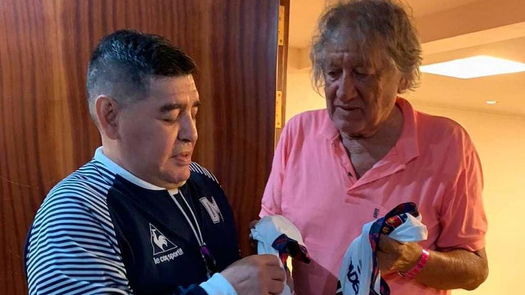 Diego Maradona y el Trinche Carlovich, glorias del fútbol argentino. 