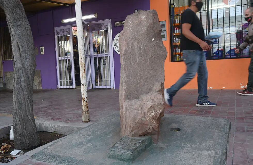 Piedra fundamental de la Posrta del Retamo colocada en Avenida Mitre del departamento de Junín Mendoza, 
Foto: José Gutierrez / Los Andes 