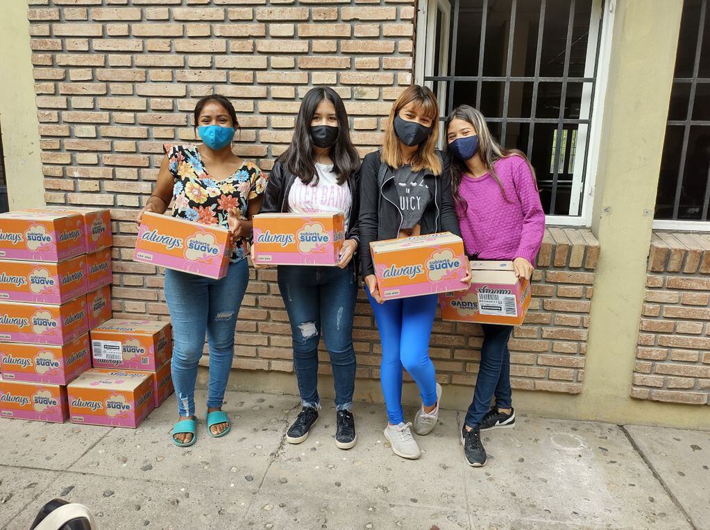 La marca entregó toallitas a niñas en Santiago del Estero