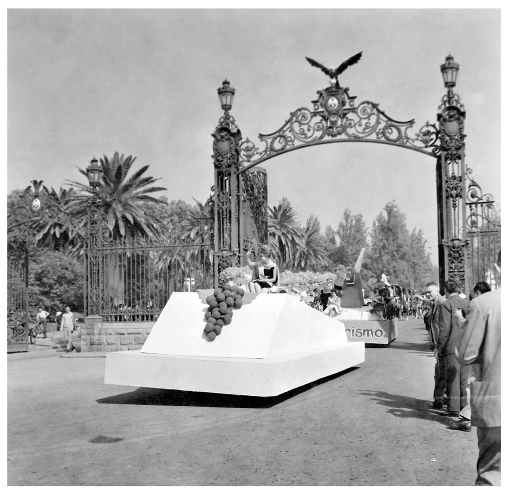 
En la calurosa del 9 de marzo en el 1963, se realizó el Carrusel Vendimial por las calles del Gran Mendoza, considerado por los memoriosos por el Carrusel austero. Foto:  Archivo General de Mendoza. 
