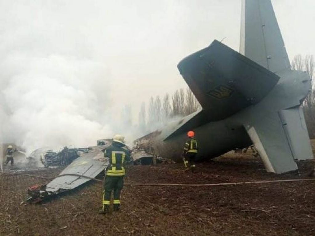 Un avión ucraniano se estrelló: al menos cinco muertos (Foto del Ministerio del Interior, publicada por Fakty i Kommentarii).