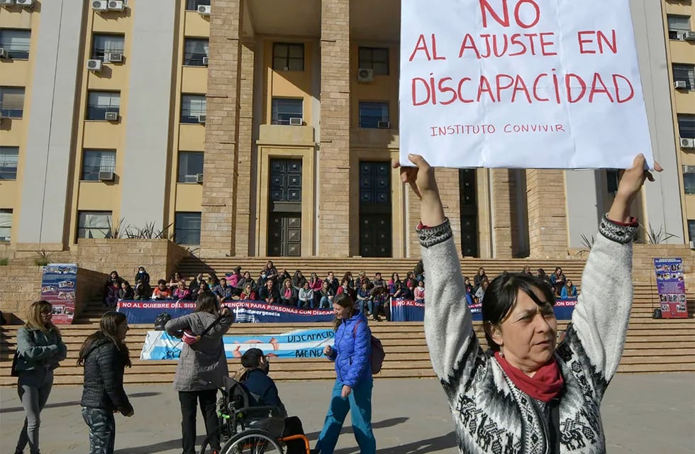 Protesta de familiares y trabajadores de la discapacidad por supuestos recortes y demoras en pagos de ayudas. Foto: Orlando Pelichotti / Los Andes