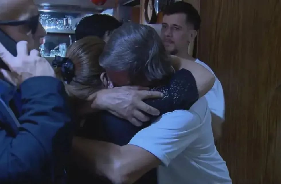 El emocionante abrazo entre las familias Báez Sosa y Dupuy. Foto: El Trece.