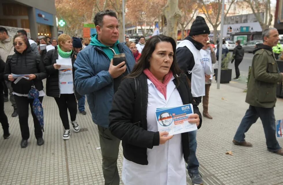 Carina Sedano, secretaria general del SUTE, encabezó el "veredazo" por las calles de Ciudad. Foto: Ignacio Blanco / Los Andes