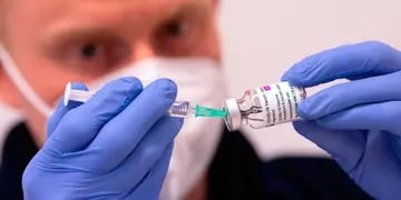 Desde el laboratorio AstraZeneca aseguran que actualmente no hay pruebas de que las trombosis registradas estén asociadas a la vacunación (AP)