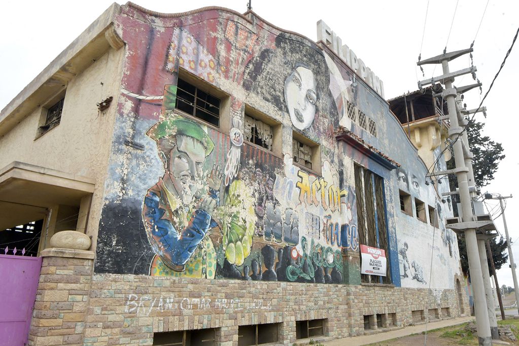 Coloridos murales en la ex bodega Filippini Ubicada en Rawson y Barcala de Godoy Cruz. Foto: Orlando Pelichotti

