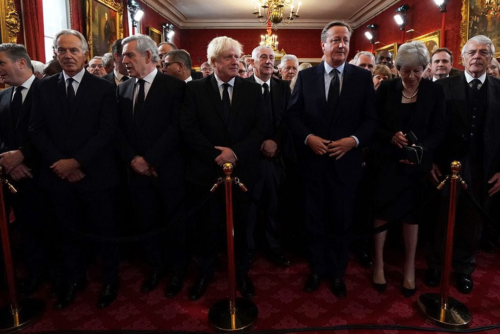 Tony Blair, Gordon Brown, Boris Johnson, David Cameron, Theresa May y John Major, en la ceremonia de proclamación de Carlos III (AP).