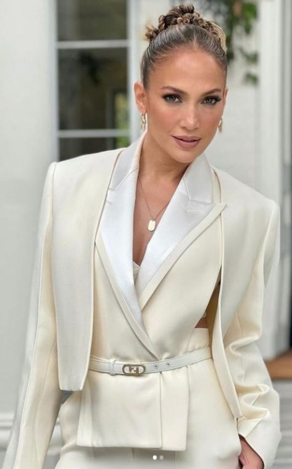 Jennifer Lopez lució un atuendo total white y paralizó las redes