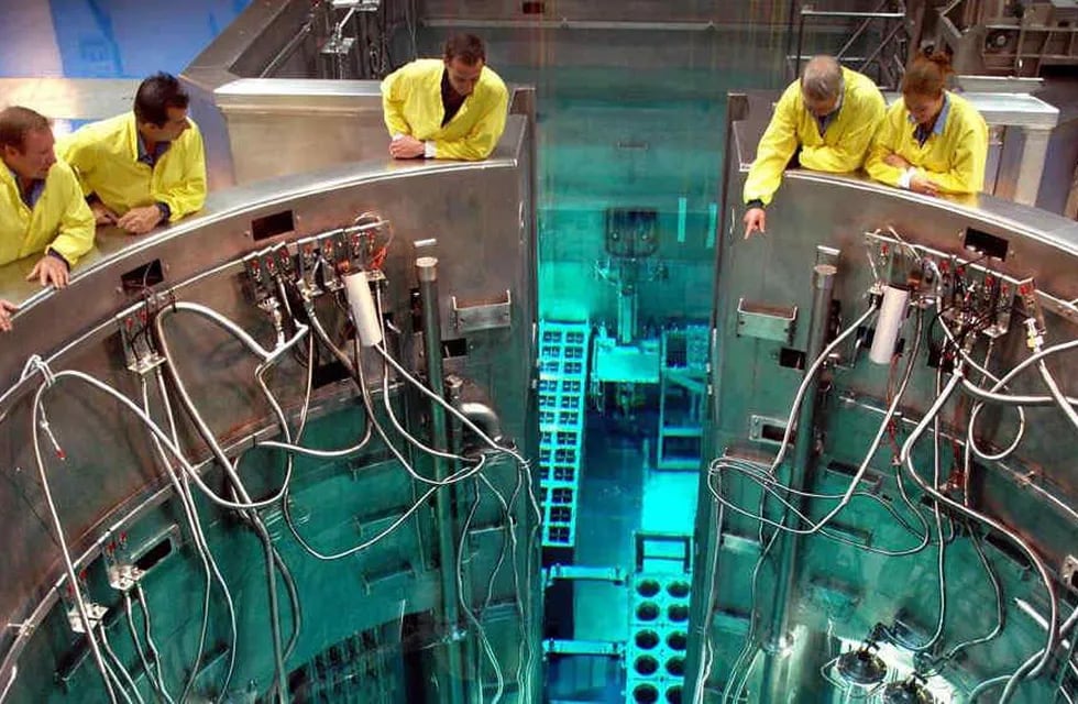 De exportación. Técnicos de Invap observan el núcleo del reactor Opal que diseñaron para Australia. Es la joya mundial de la tecnología atómica para la investigación y producción de radioisótopos (Gentileza Invap)