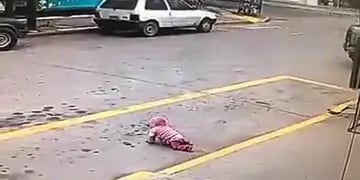 Video: Una bebé cruzaba la calle gateando y un hombre la salvó del peligro