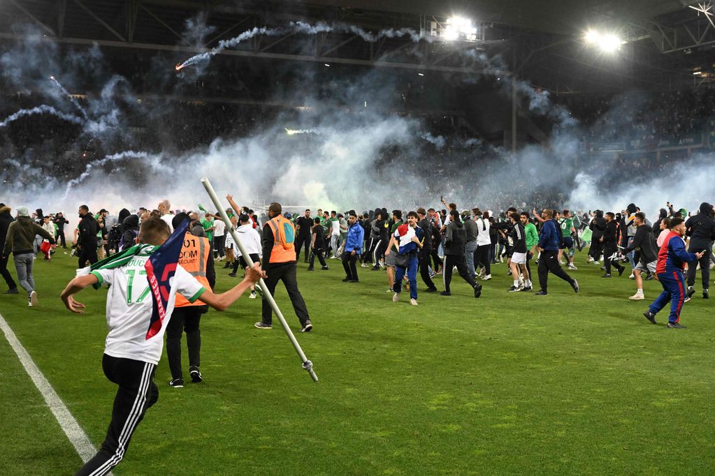Saint Etienne descendió y sus hinchas invadieron el campo de juego causando disturbios y atacando a los jugadores del equipo rival. /Agencia AFP
