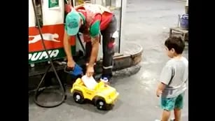 La historia de Julio, playero, y Benicio, el dueño del autito de juguete que necesitaba cargar nafta.