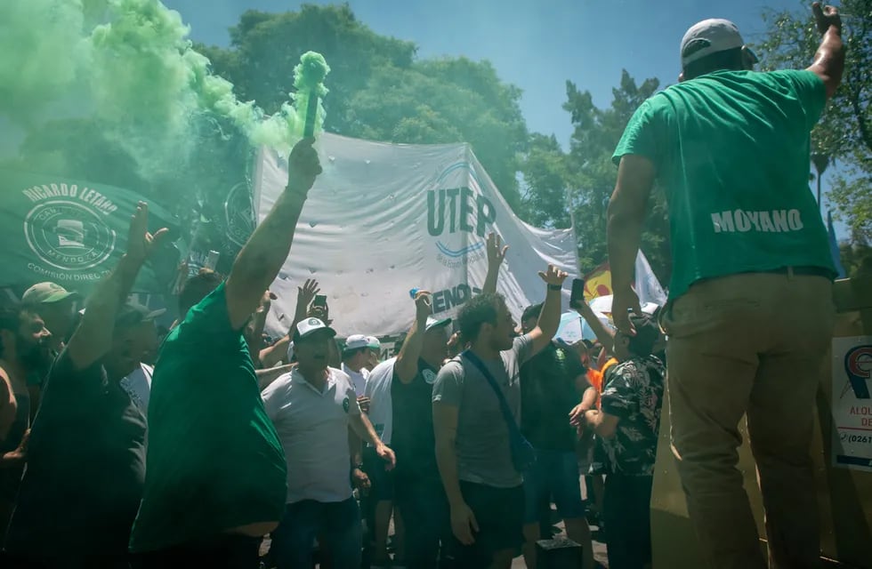 Multitudinaria marcha de sindicatos, movimientos sociales y fuerzas políticas en Mendoza contra las reformas laborales de Milei

Foto: Ignacio Blanco / Los Andes