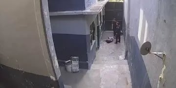Indignación por un video que muestra a mujeres policía golpeando a una detenida momentos antes de que muriera en la comisaría