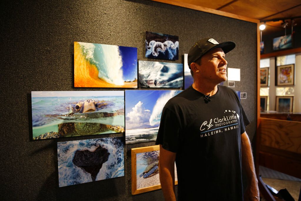 El fotógrafo de olas durante una entrevista en su galería en Haleiwa, Hawái. Foto AP/Caleb Jones