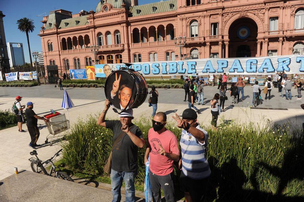 Con bombos, carteles y manteniendo las restricciones, los seguidores del exmandatario se reunieron en la explanada de la Casa Rosada para rememorar al expresidente.