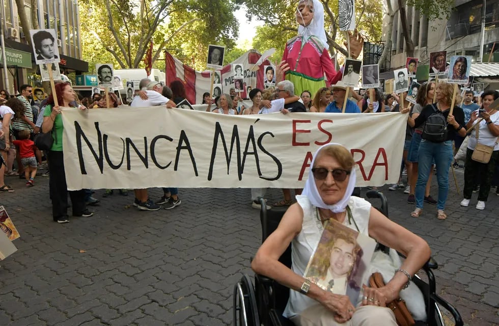 Multitudinaria marcha por el 24M en las calles mendocinas / Orlando Pelichotti.
