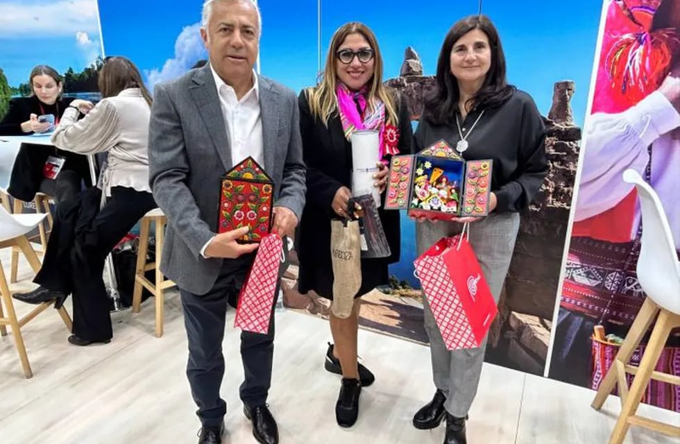 Alfredo Cornejo, Gabriela Testa y la directora de turismo de Perú, Paola Marín. Foto: Prensa Mendoza