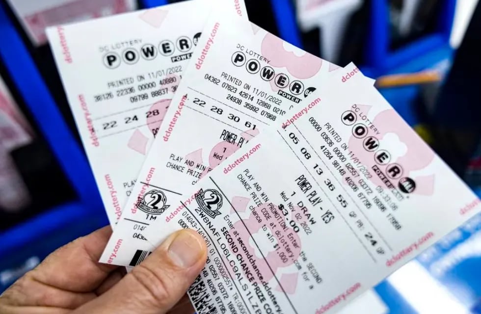 Una persona muestra tickets de la lotería Powerball en Estados Unidos