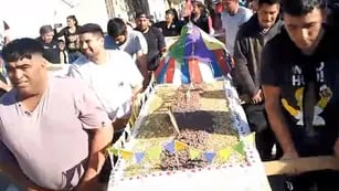 Directo al libro de récords: un comedor de Las Heras preparó una torta de 7 metros y 750 kilos para el Día del Niño. Foto: gentileza Gabriela Carmona.